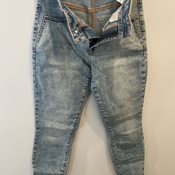 High rise, light wash jeggings - Picture 7 of 7